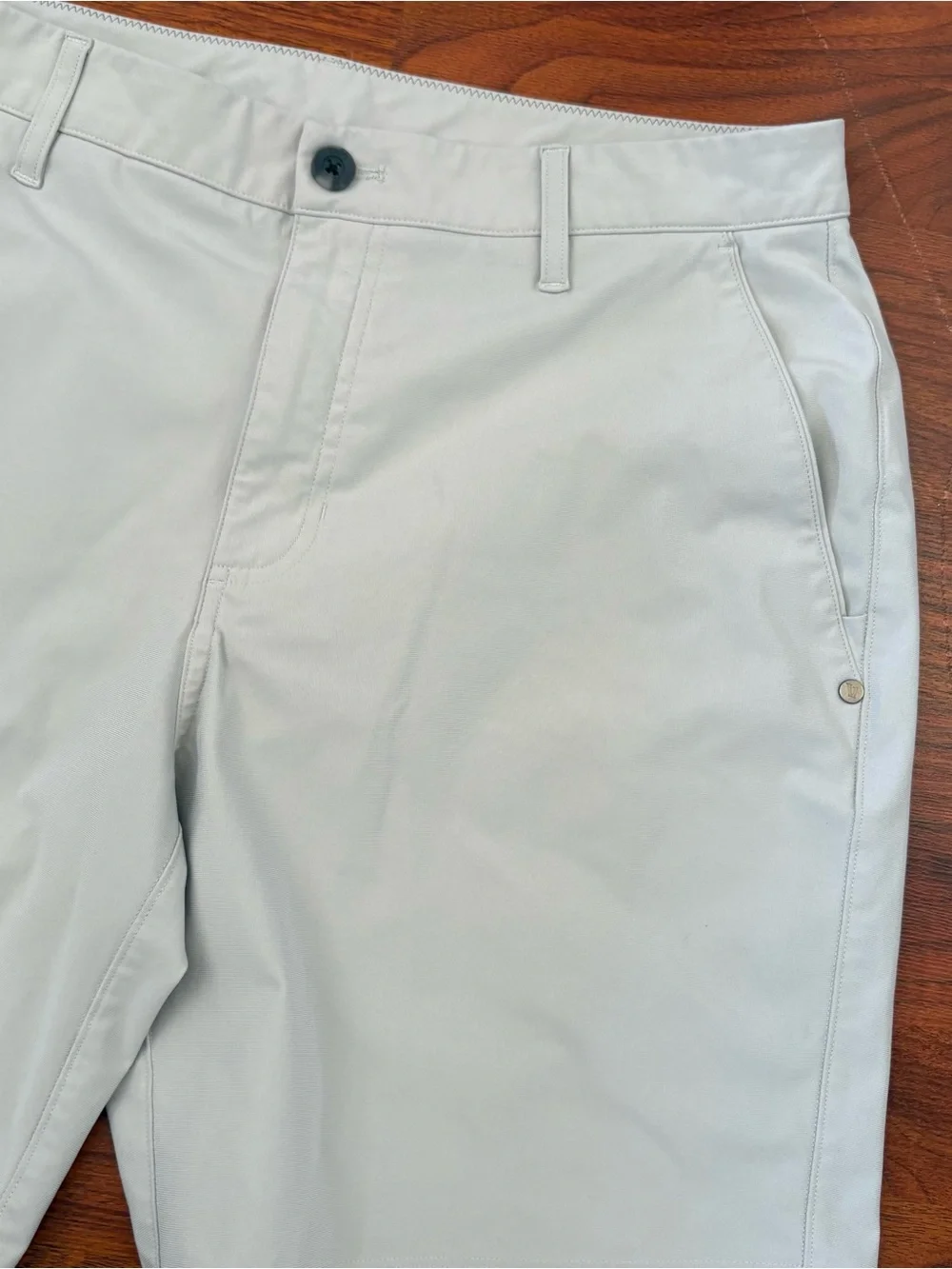 Vuori Men's Vuori Meta Cargo Short Shorts Beige Grey Size 34 Casual Comfort USA